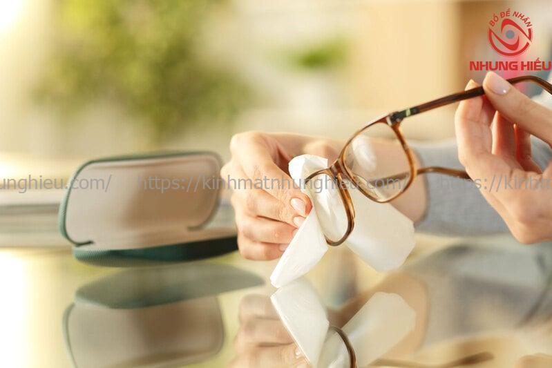 Tròng kính cận bị ố vàng