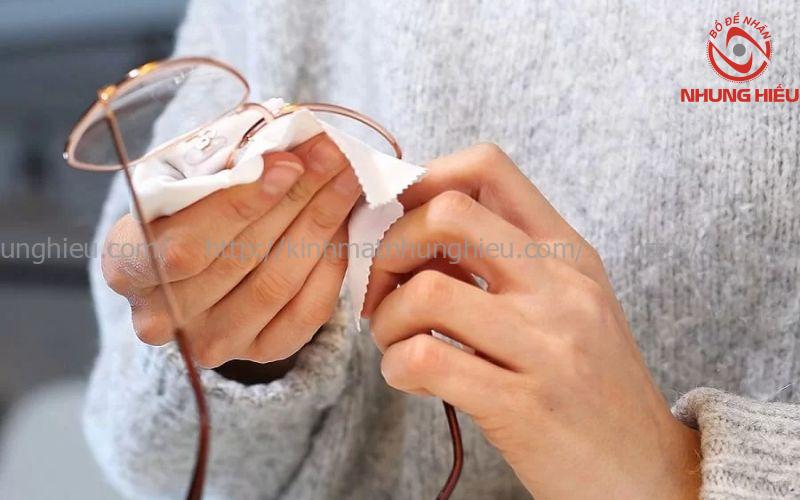 Cách vệ sinh kính cận