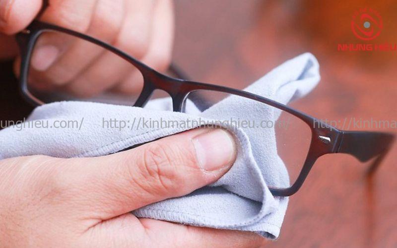 Không bao giờ lau kính bằng quần áo