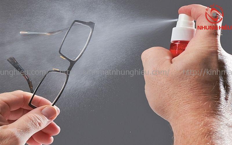 vệ sinh kính cận