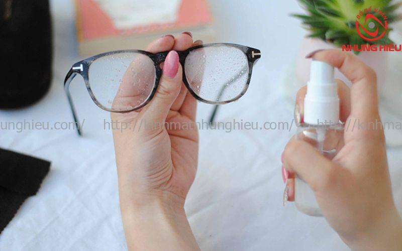 vệ sinh kính cận