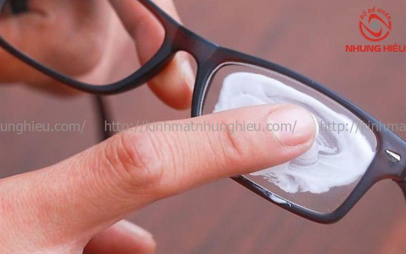 cách vệ sinh kính cận