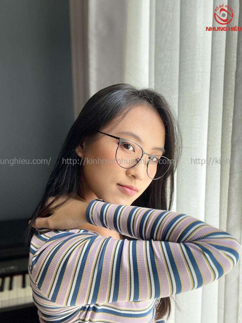 chụp hình với kính cận