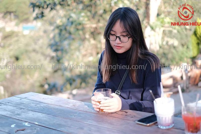 cách chụp hình với kính cận