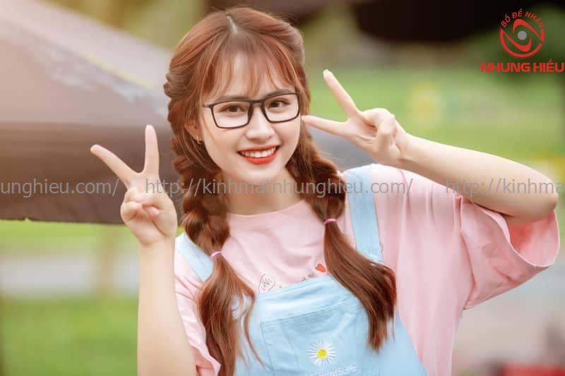 chụp hình với kính cận