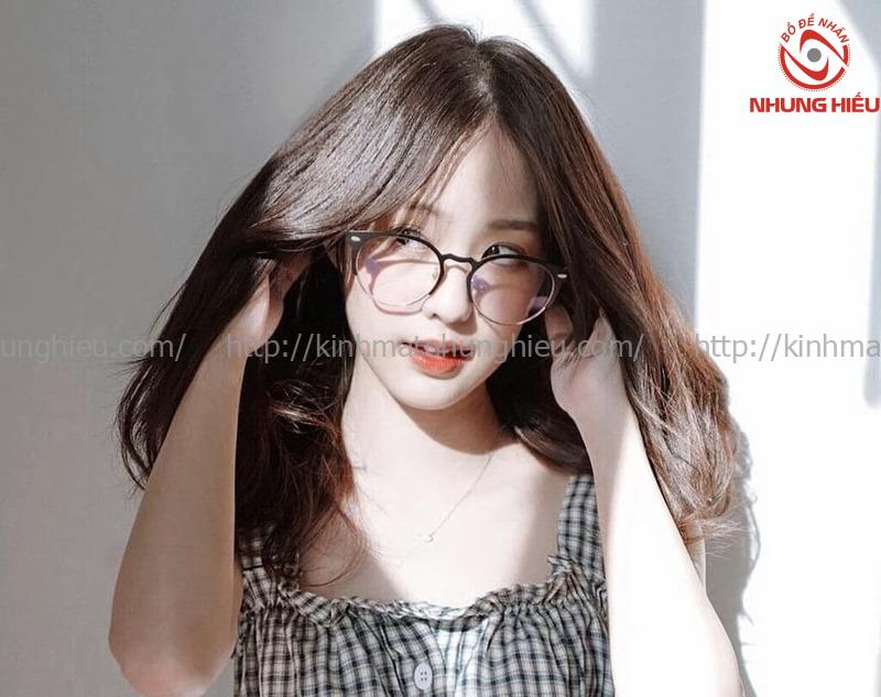 cách chụp hình với kính cận