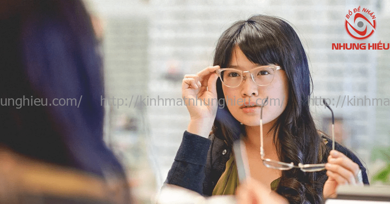 mắt cận đeo thấu kính gì