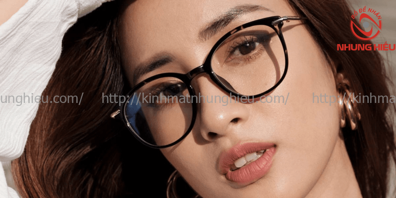 mắt cận đeo thấu kính gì