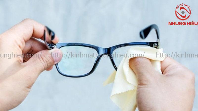 mắt cận đeo thấu kính gì