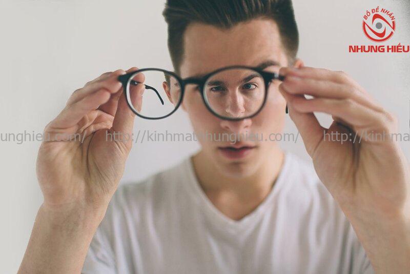 cận thị dùng thấu kính gì