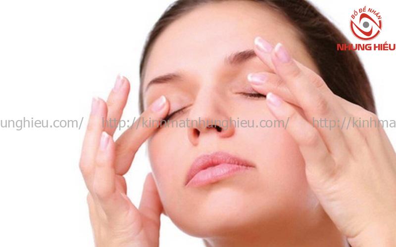 Khi bạn nhìn quá lâu vào màn hình máy tính, điện thoại có thể gây mỏi mắt và tăng độ cận