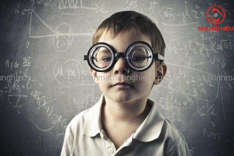 Cận 1 độ có nên đeo kính không?