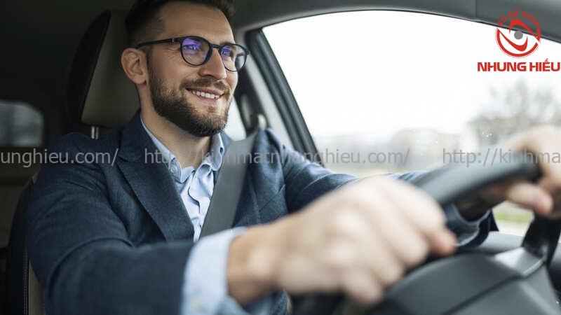 có nên đeo kính cận đổi màu có nên đeo kính cận đổi màu