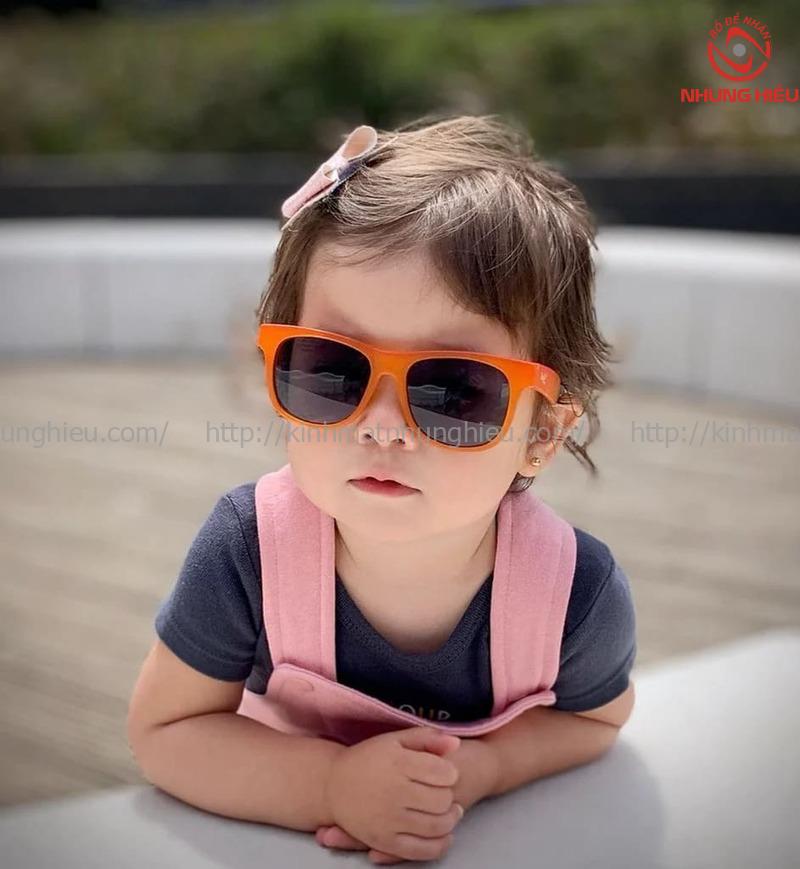 có nên đeo kính cận đổi màu có nên đeo kính cận đổi màu