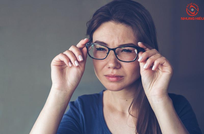 Vừa cận vừa loạn đeo kính như thế nào