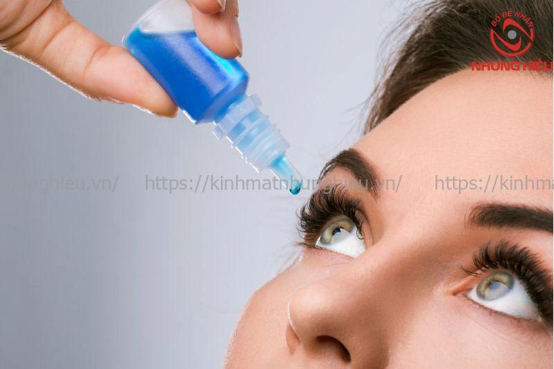 đeo kính áp tròng bị cay mắt​