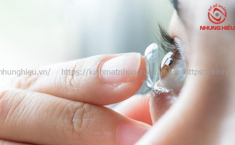 đeo kính áp tròng bị cay mắt​