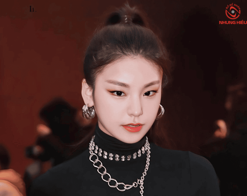 mắt xếch là gì