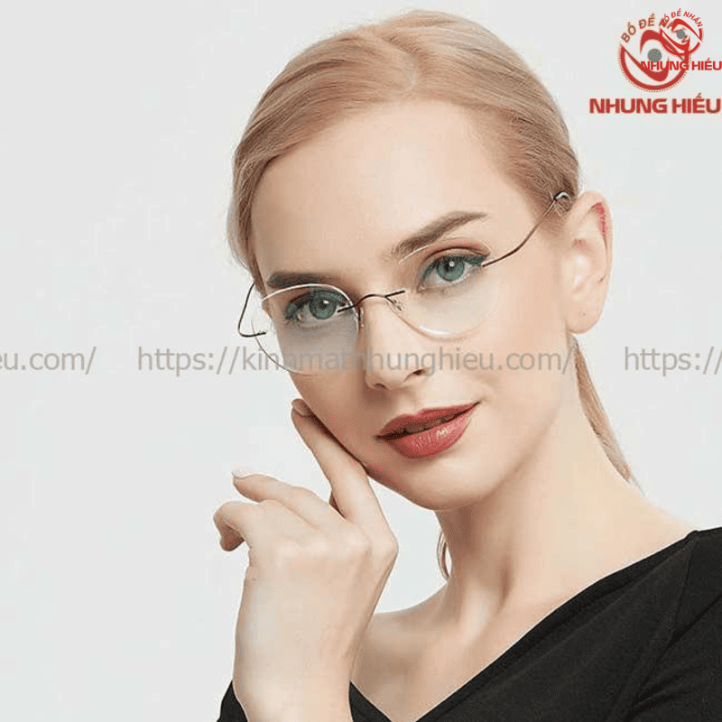 Gọng kính cận nữ trung niên tối giản