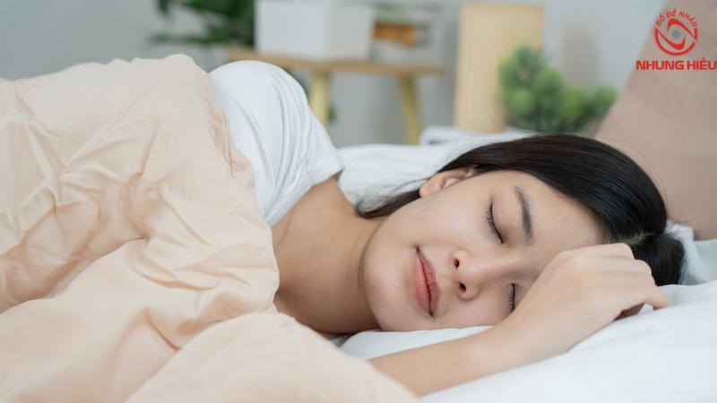 mắt phải nữ giật