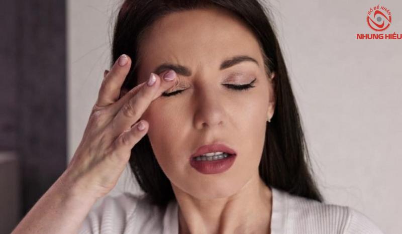 Giật mắt phải nữ cảnh báo bệnh gì