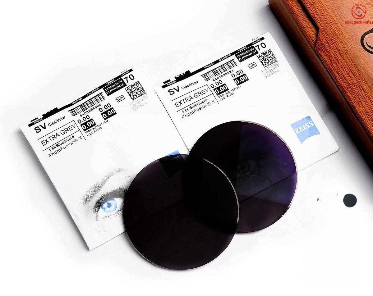 So sánh tròng kính Zeiss và Essilor