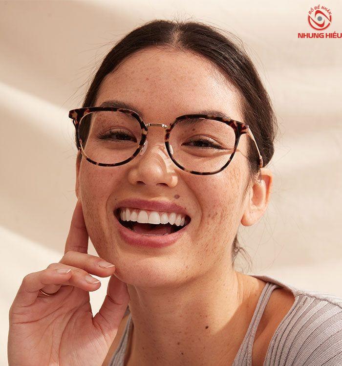 Mặt chữ điền nên đeo kính gì