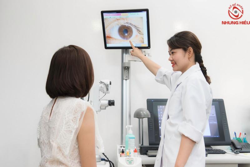 Khi nào nên gặp bác sĩ khi mắt nhìn đèn thấy quầng sáng Mắt nhìn bóng đèn thấy quầng sáng